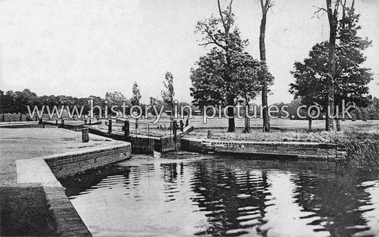 Lock & River, Northampton c.1910.